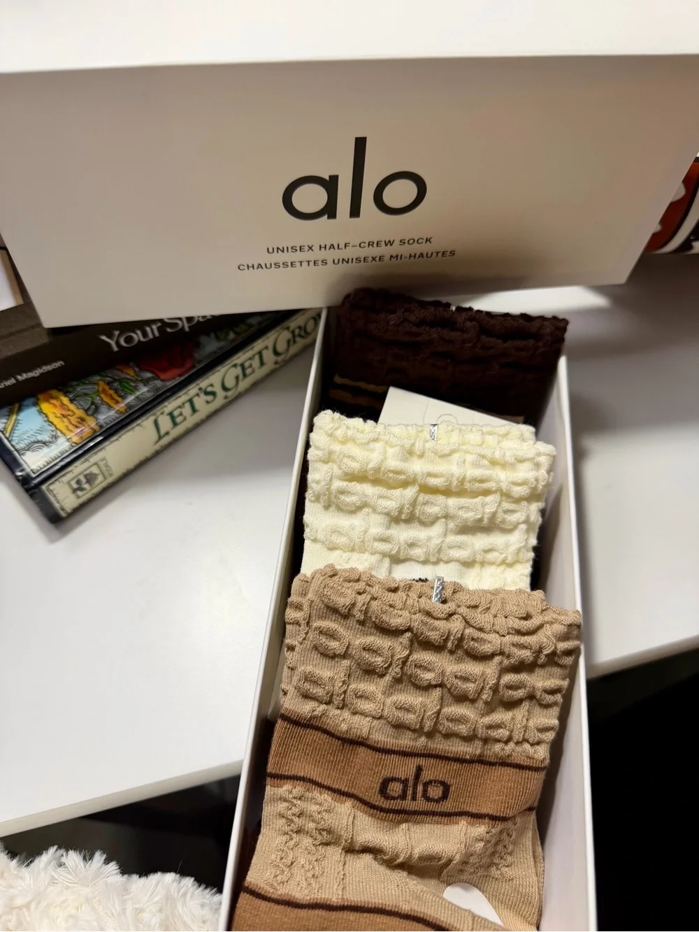 ALO Yoga Cable Crew Socks in Cream, Tan & Brown